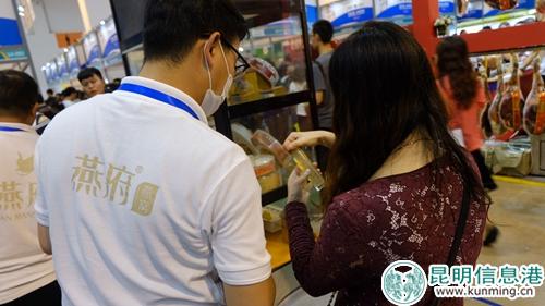 市民前来购买燕窝 记者曹月  摄1