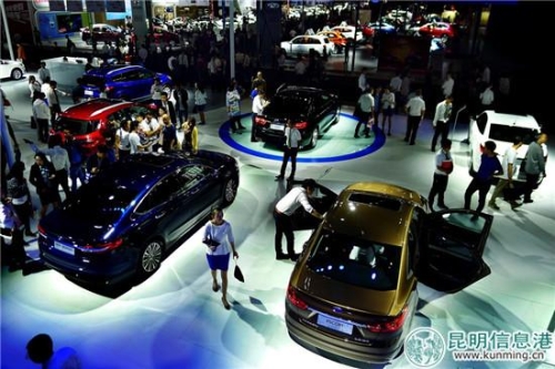 每年车展吸引大量市民参与。 每年车展吸引大量市民参与。