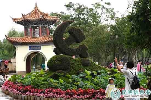 近华浦前的荷花造型组。昆明日报记者杨艳辉摄 近华浦前的荷花造型组。昆明日报记者杨艳辉摄