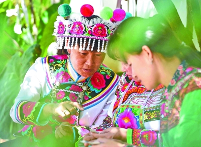 云南民族民间工艺品特色文化产业走笔 云南民族民间工艺品特色文化产业走笔