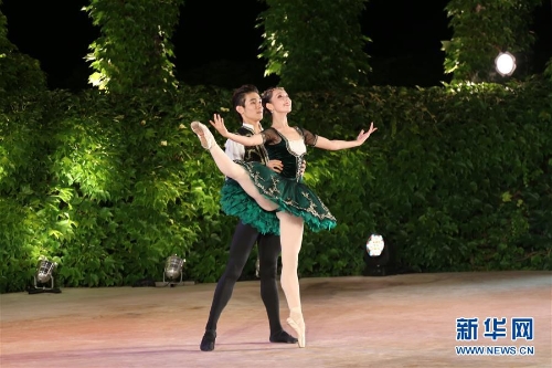 7月30日，在保加利亚瓦尔纳，中国选手李偲旖（右）和常斯诺在闭幕演出中表演。