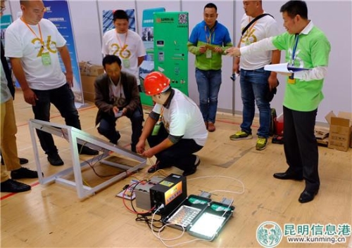 评委正对参赛选手做出考评