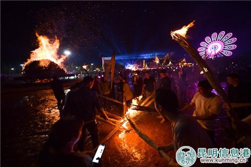 万人篝火狂欢  彩龙网友洋芋焖饭摄