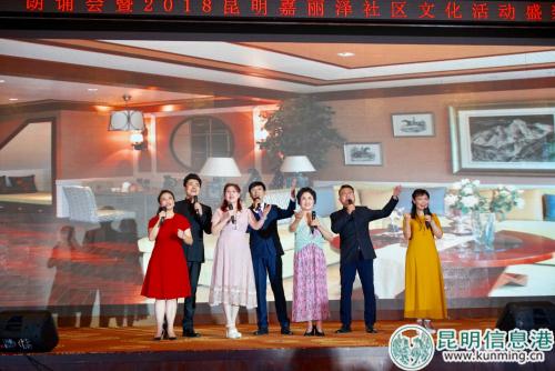 《旅居出发》朗诵时。记者邵元丽摄