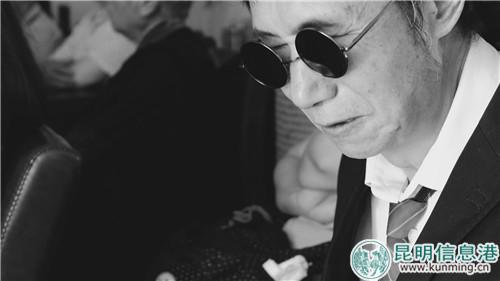 盲友津津有味地听电影。