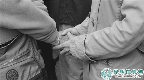 盲友门互相拉着手唠家常。