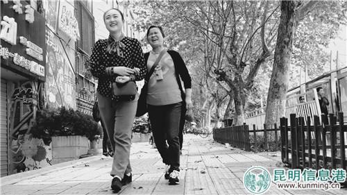 志愿者带领盲友前往影院。