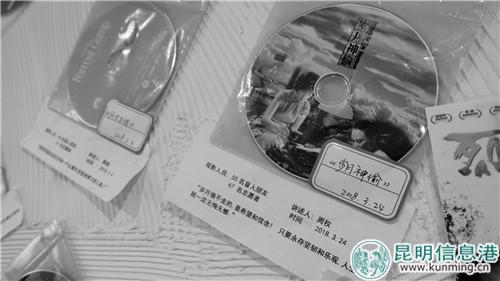 每个光盘都标注了放映时间，观影人数和志愿者人数。