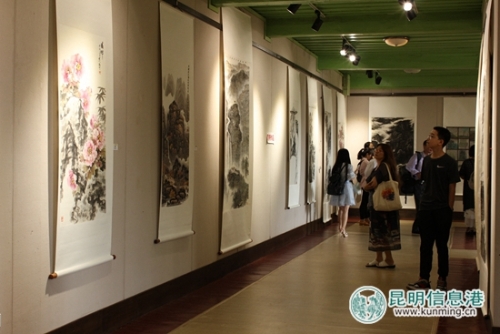 市民参观欣赏书画作品。记者孙红亮摄