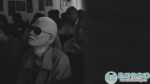 前来“看”电影的盲友。_副本