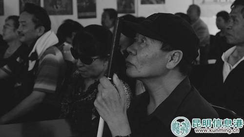 盲友专注地听周权讲电影。_副本