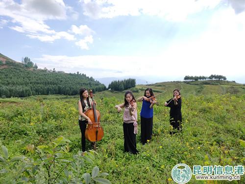 交响乐团在洋芋地里演奏 (1)