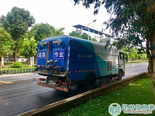 正在作业的环保机扫车 正在作业的环保机扫车