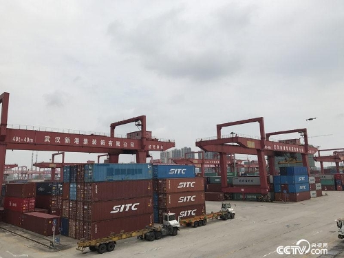 繁忙的武汉港(孔华/摄)