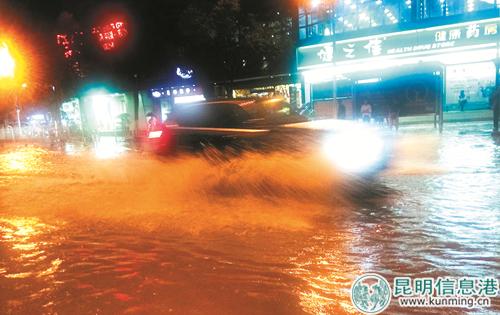 主城区白马公交站附近积水严重，车辆涉水通行。 　　记者黄晓松摄