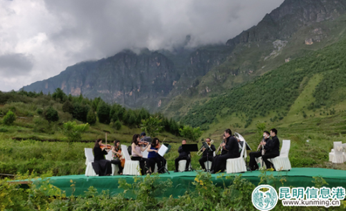 聂耳交响乐团在洋芋地里进行演奏 聂耳交响乐团在洋芋地里进行演奏