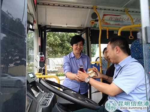 工作人员为驾驶员送上水和面包