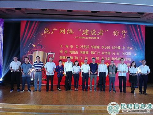 一批优秀老职工受到表彰。林坚摄