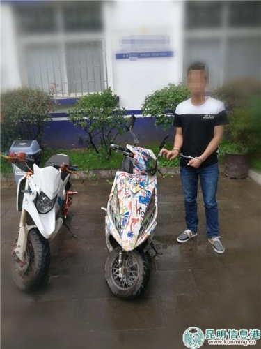 犯罪嫌疑人和某某对其盗窃的两辆电动自行车进行指认。供图