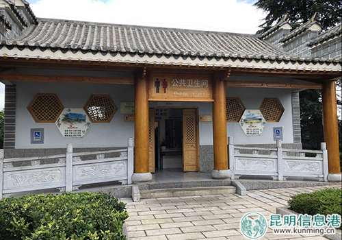 东湖广场上的最美公厕。 东湖广场上的最美公厕。