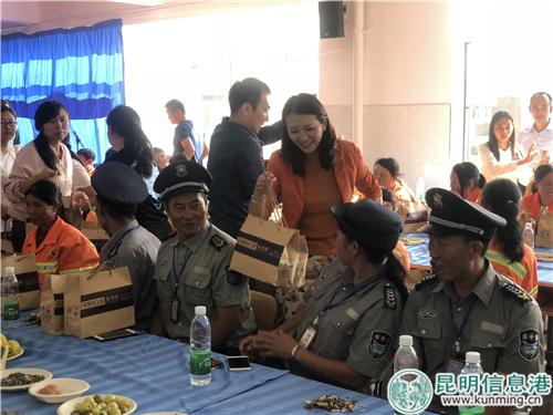 送上月饼等慰问品