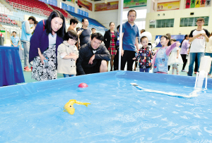 图为机器鱼展示踢球绝技。记者王俊星摄