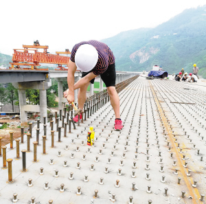 功东高速公路抓紧建设中。 功东高速公路抓紧建设中。