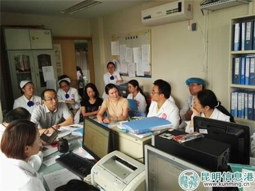 昆明市妇幼保健院各学科专家会上研讨。