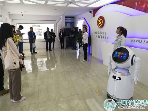 工作人员介绍呈贡信息产业园区党群活动服务中心情况