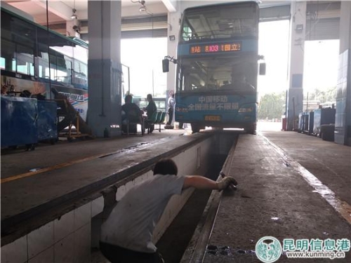 二十车队技术人员对车辆进行安全检查 二十车队技术人员对车辆进行安全检查