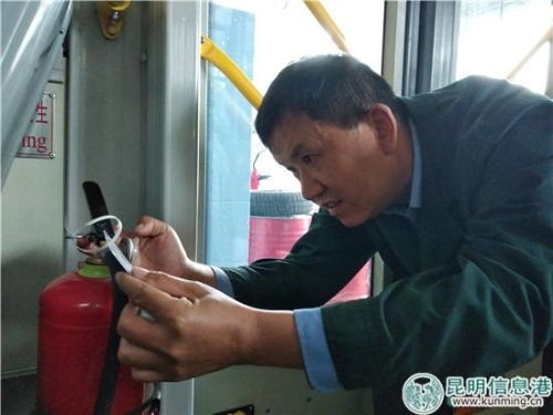 二十车队技术人员对车上安全设施进行检查 二十车队技术人员对车上安全设施进行检查