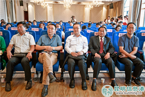 中国造血干细胞捐献资料管理中心主任李黎，中国造血干细胞捐献资库云南省分库主任黄杰等出席会议