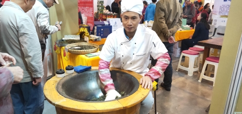 工艺师傅正在炒茶 工艺师傅正在炒茶