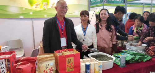 梁河县三农科技有限公司展位前 梁河县三农科技有限公司展位前