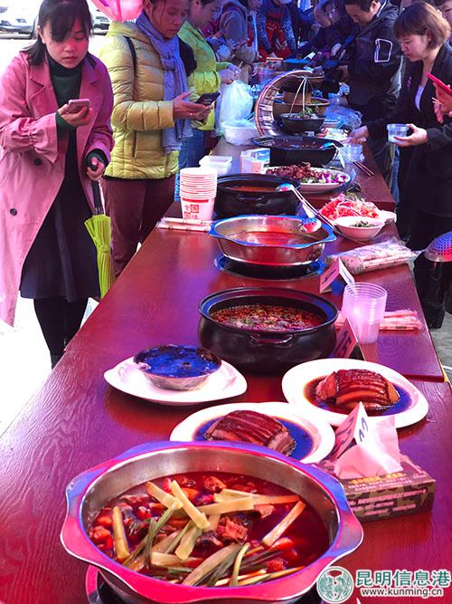 各式美食一字排开,令人垂涎。 各式美食一字排开,令人垂涎。