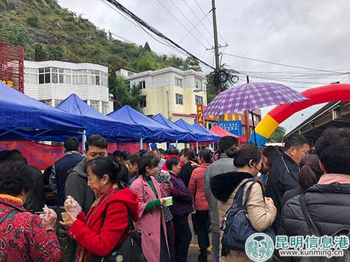 活动现场热闹。 活动现场热闹。