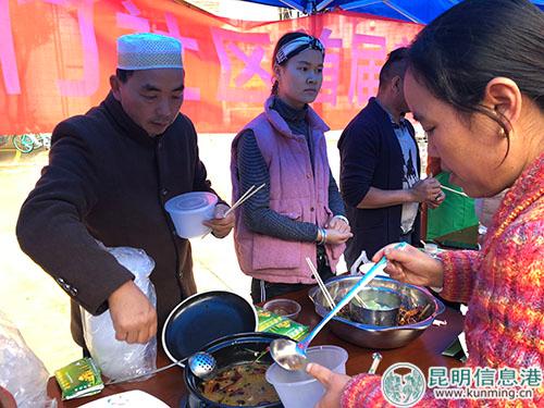 市民品尝美食。 市民品尝美食。