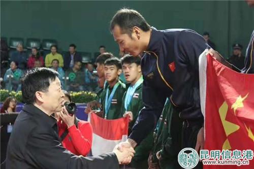 云南省委常委、昆明市委书记程连元为获奖运动员颁奖。