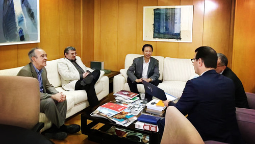 郑晓云（中）在西班牙瓦伦西亚大学访问交流