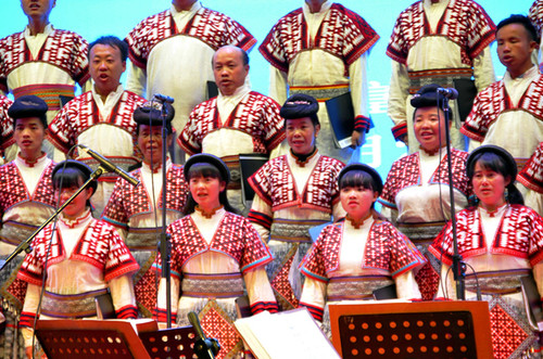 昆明富民县小水井苗族农民合唱团在演唱