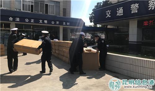 各支队领取“爱心头盔”