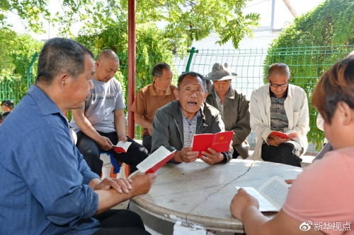 深州市魏家桥镇孟家村老党员孟凡涛(中)朗读党章。(2017年6月15日摄)新华社记者牟