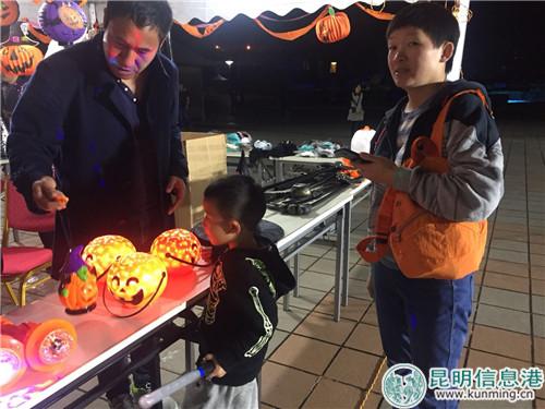 园内南瓜灯饰品随处可见。