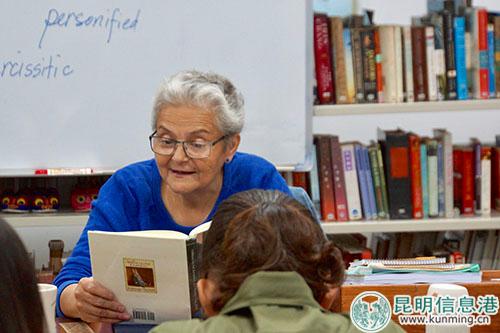 包琼正在为学生朗读英语书 记者苏雯芊 摄 (1) 包琼正在为学生朗读英语书 记者苏雯芊 摄 (1)