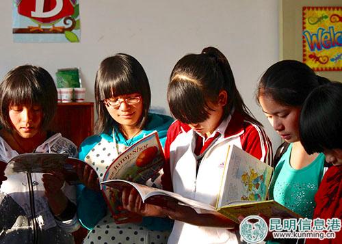 华宁一中的同学们对英语书很感兴趣 供图 华宁一中的同学们对英语书很感兴趣 供图