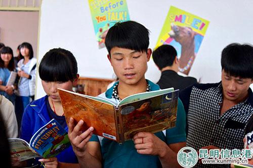 华宁一中的学生正在认真阅读英语书 供图 华宁一中的学生正在认真阅读英语书 供图