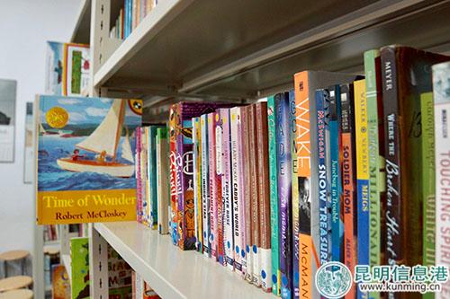 种类繁多的英文书籍 记者苏雯芊 摄 种类繁多的英文书籍 记者苏雯芊 摄