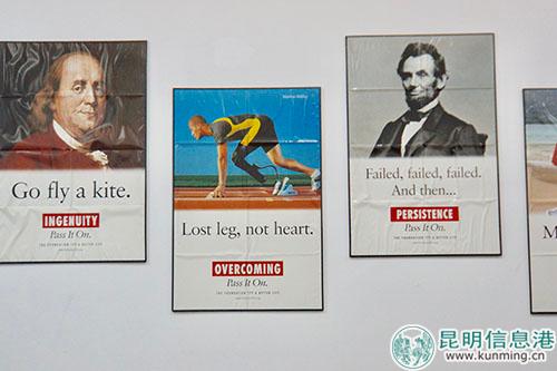 书屋墙上的海报 记者苏雯芊 摄 书屋墙上的海报 记者苏雯芊 摄