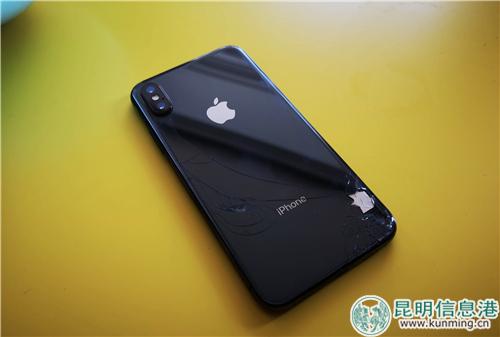 iphone X背面的玻璃设计让其损坏的风险增大。网络图片