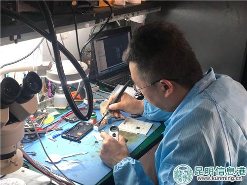 九机“导师级”维修人才正在进行手机维修。记者马文焘摄
